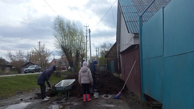 Купили вторую машину перегноя.Работа кипит,огород преображается...