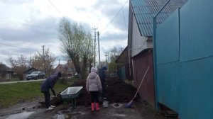 Купили вторую машину перегноя.Работа кипит,огород преображается...