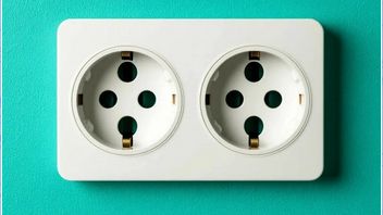 Розетка выпадет из стены. Самый надежный вариант крепления.