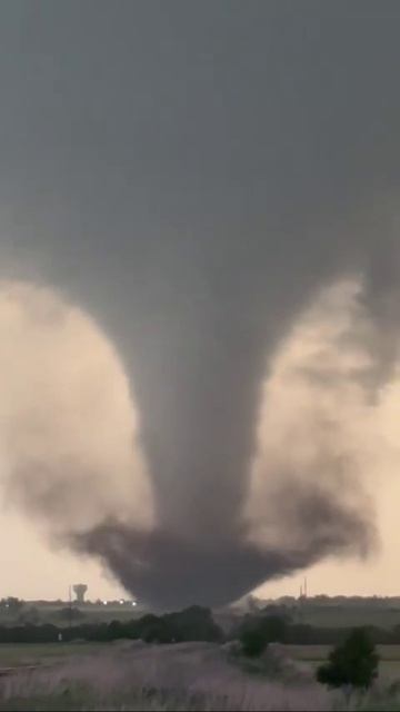 Стихия обрушилась на Оклахому, оставив после себя разрушения.