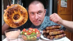 Мукбанг/Вкусняшки/Купаты жареные на мангале, овощной салат/
