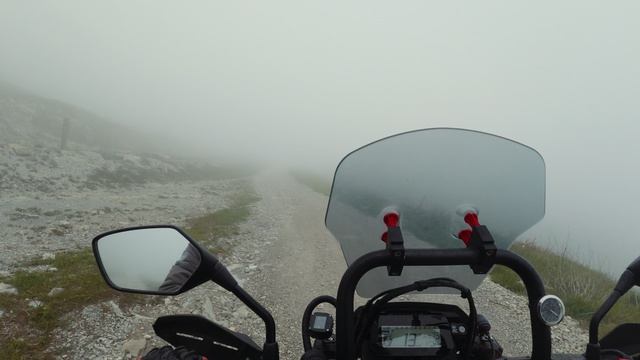 Поездка сквозь облако на мотоцикле