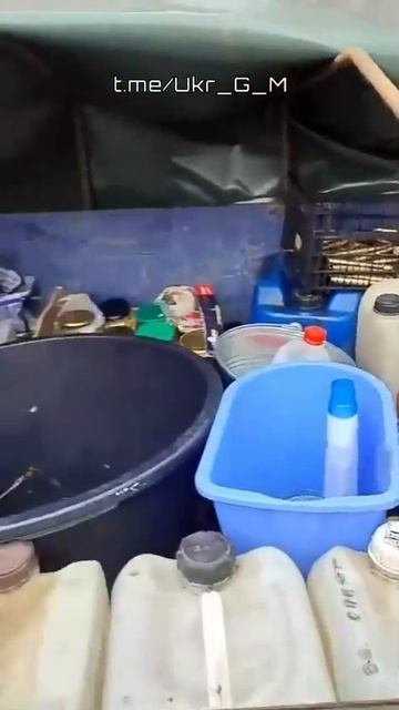 Захисники ВСУ переезжают из одной хаты в другую