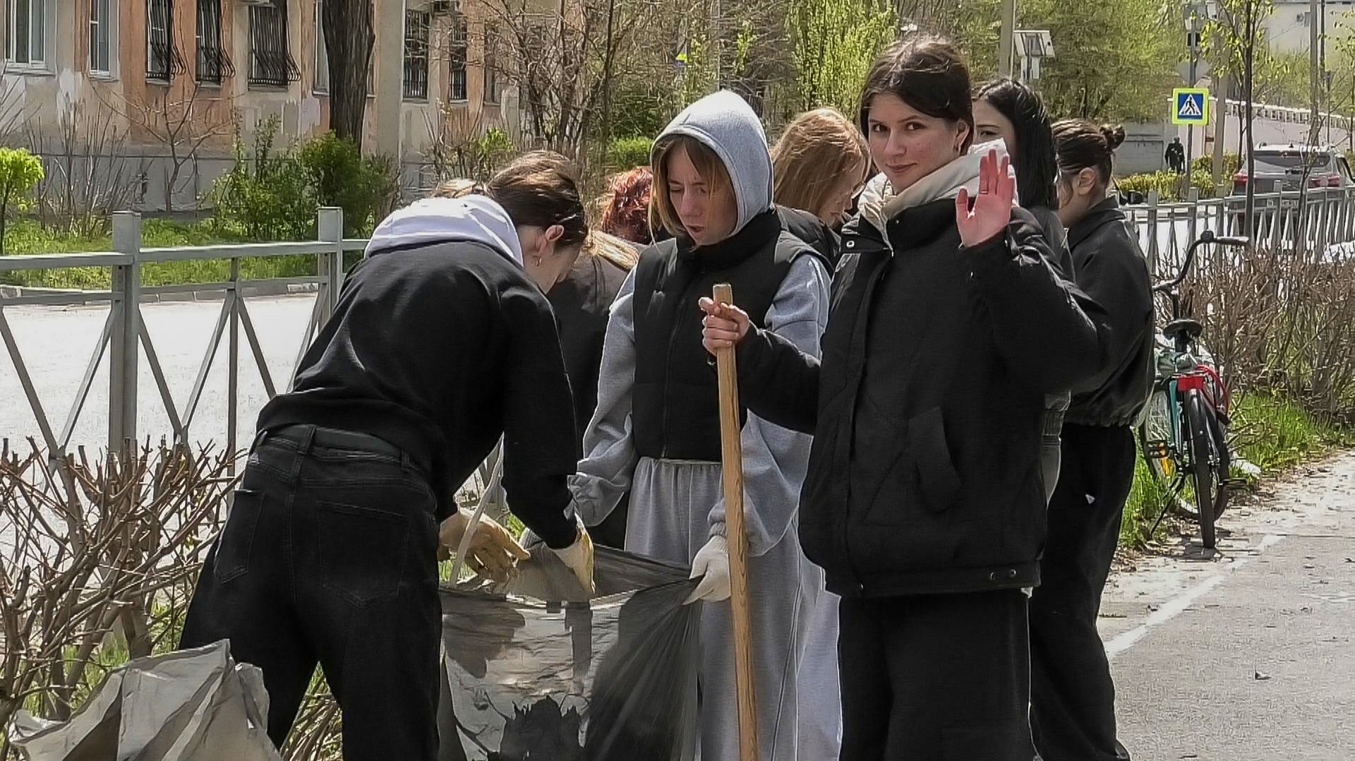Волжане приняли участие в масштабном субботнике