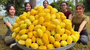 Девушки показывают потрясающий рецепт приготовления зеленого манго с соусом чили