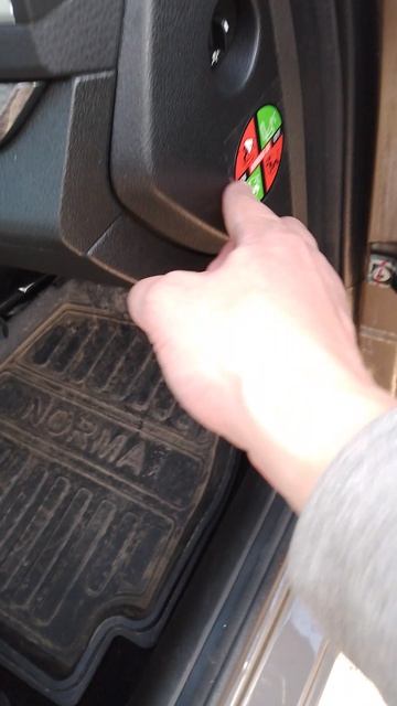 Наклейку подушки безопасности приклеил скотчем поверх на Веста NG