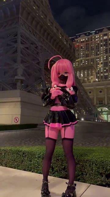 Латексная кигуруми-кукла позирует на фоне Эйфелевой Башни. Или нет.)