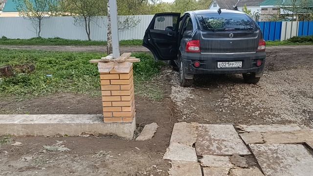 кладка забора с кирпичными столбами