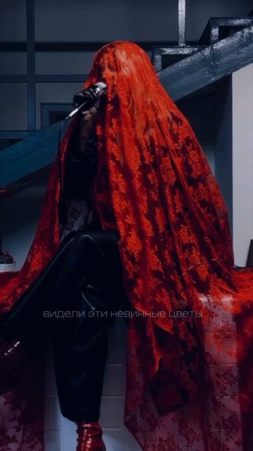 Не хочу, чтоб мои слезы видели эти невинные цветы 🌹 

Слушай «Шипы» на всех музыкальных площадках 🎧