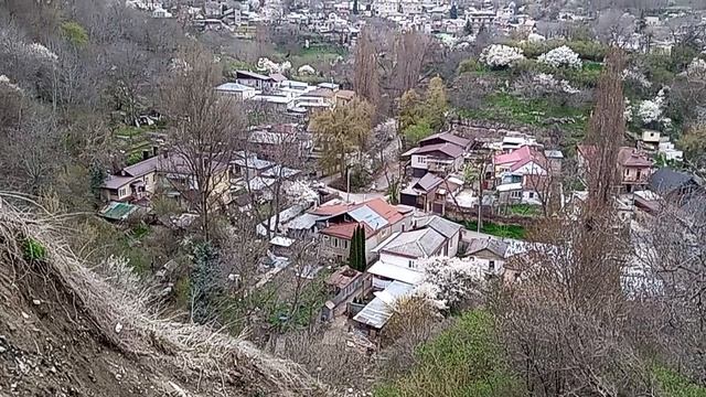 Кисловодский бардак! Рушится обрыв и нет ограждений на ул.Ермолова -29. апрель 2026 г.