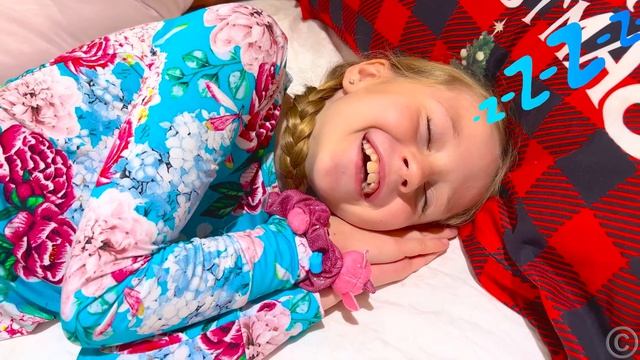 Настя угощает Деда Мороза и загадывает желания