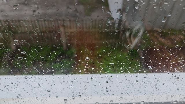 капли дождя на окне в деревне