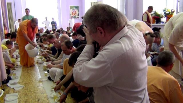 9.6 - 15.05.16.Вьясапуджа ЕС ИДС в С-Пб.Прасадам от Махараджей.