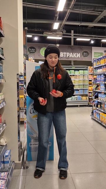 Как думаете, сколько помидоров я уронила до того, как получилось это видео? Ответ в комментах