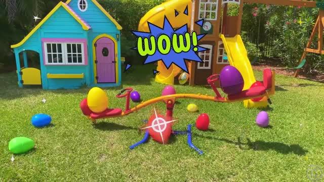 Настя и папа играют с тенями и светящимися игрушками.