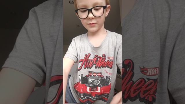 Открываю пакетики из пятёрочки