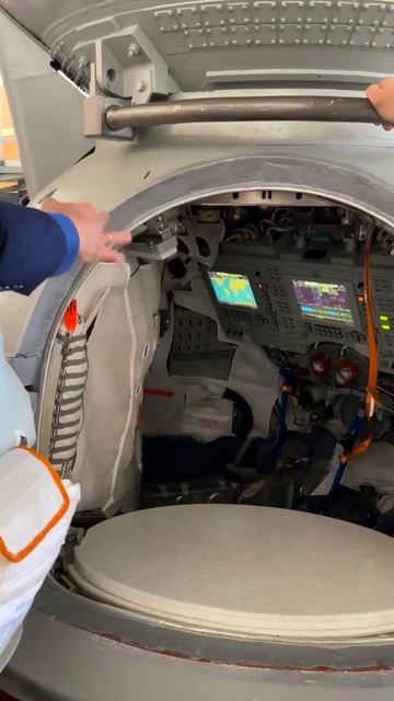 Экскурсию в Центре подготовки космонавтов проводит Дмитрий Петелин #космонавтПетелин