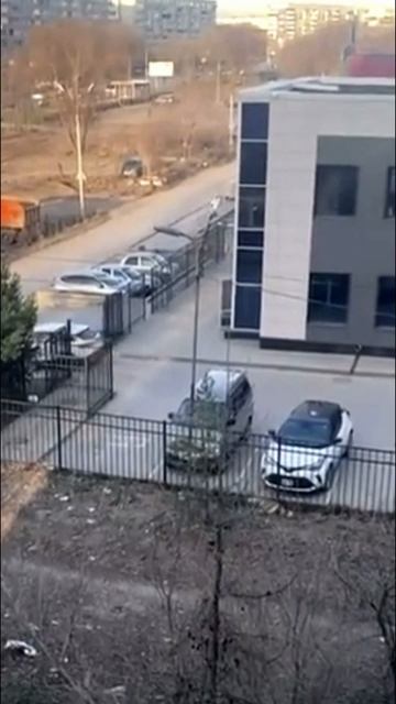 Женщина припарковала свое авто на тропе прохожих
