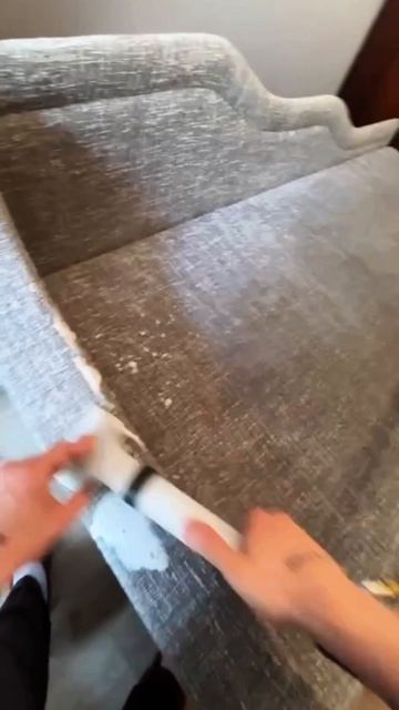 Мастер Владимир подробно показал весь процесс профессиональной химчистки дивана 👍🏻