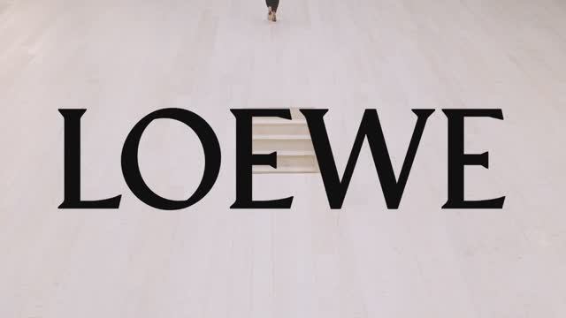 Показ женской коллекции Loewe весна-лето 2022