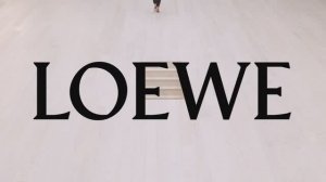 Показ женской коллекции Loewe весна-лето 2022