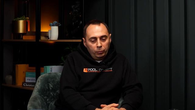 Бассейн в загородном доме.