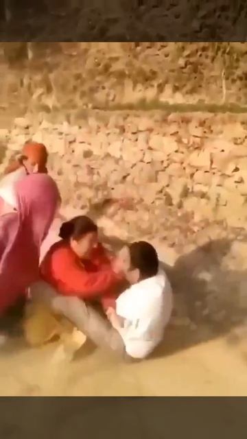 Индия .. женщины поймали педофила