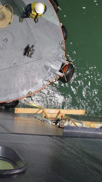 лоцман поднимается на борт