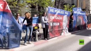 خدعكم بشأن غزة وإيران.. وقفة أمام مقر إقامة السفير الأمريكي في القدس تدعو ترامب للكف عن دعم نتنياهو