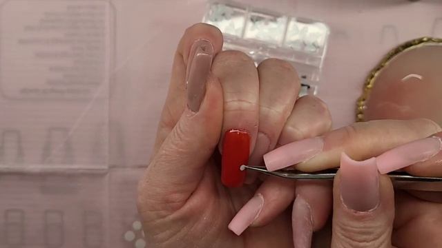 Маникюр себе 😁  Наращивание верхними формами. Красный прекрасный, бантики. Ретро дизайн