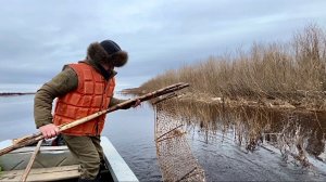 Спустил лодку. Поставил и проверил фитиль и сеть. Первый улов.