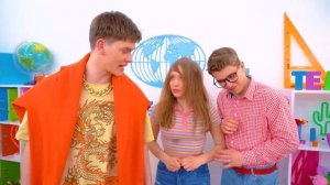 Бедная студентка против богатой студентки. Жизнь бомжа и миллионера в школе