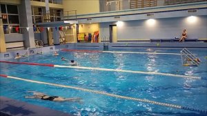 Девять человек наслаждаются игрой, один петушок бесится и изливает гниль