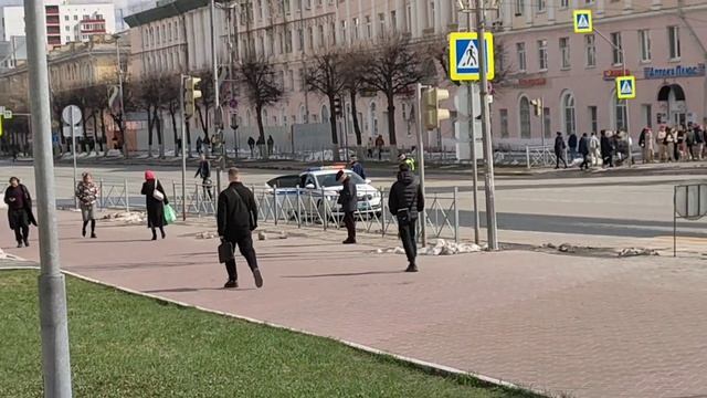 Полиция перекрывает дорогу, видать праздник.