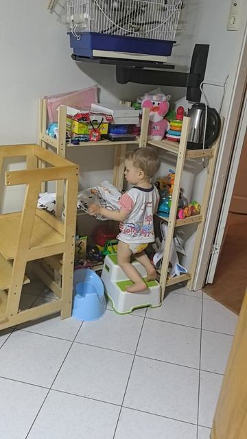 Валера сажает котика на горшок и укладывает спать..mp4