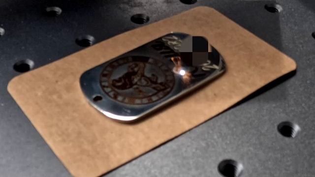 Таймлапс гравировки жетона со знаком зодиака