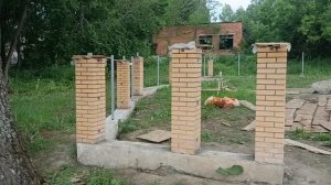 приближаясь к финишу по кладке столбов забора