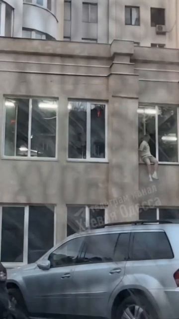 Нерабы прыгают из окон фитнесс-клуба в Одессе, спасаясь от зашедших туда людоловов Зеленского.