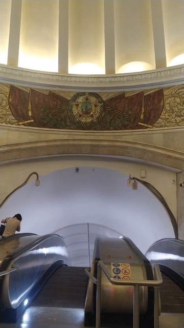 Станция метро поезд пассажир интерьер Москва Смоленская Фрагмент 6