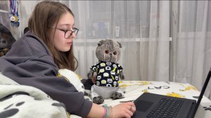 БАСИК и Хозяйка смотрят видео от подписчика / Семейка Басиков и Мисс Фаина