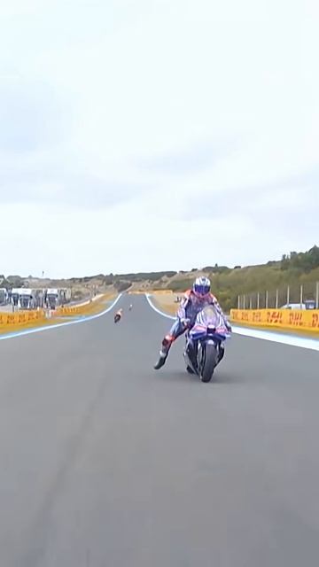 Миллер подобрался слишком близко к Мартину! 🤏