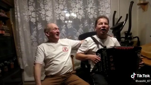 Мы ещё и петь умеем😊😉Посиделки с другом, песни под гармонь