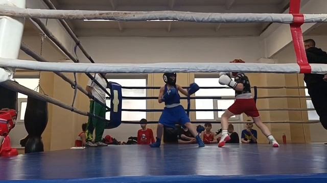 Илья на ринге в белых перчатках