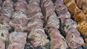 Свиной шашлык, маринованный тремя разными способами. Плов в казане на костре из говядины.