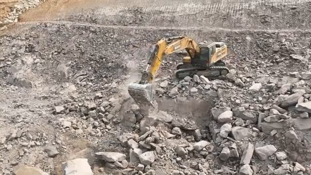 Сверхмощный экскаватор SANY SY500H для перемещения огромного камня для резки горных пород