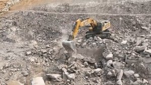 Сверхмощный экскаватор SANY SY500H для перемещения огромного камня для резки горных пород