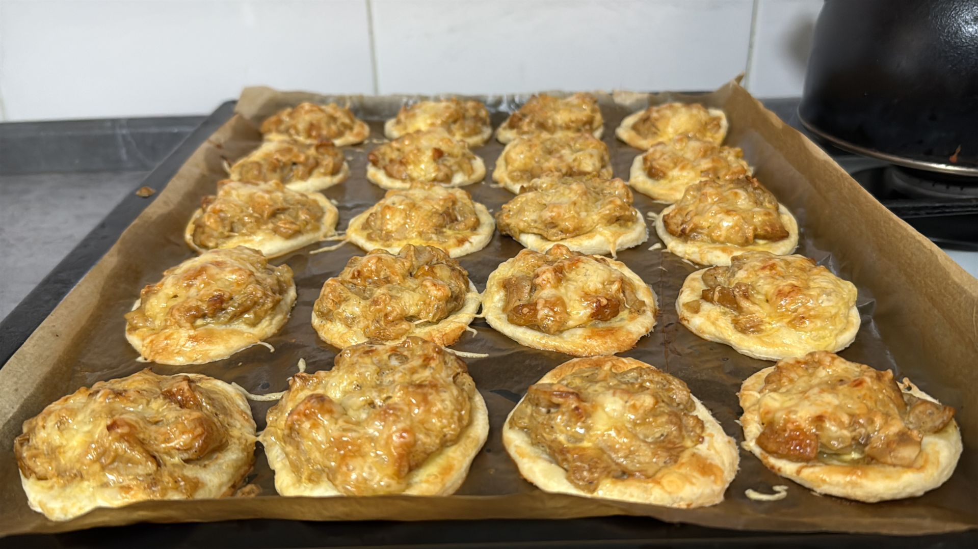 БЫСТРО К ЧАЮ слойки с грибами в сливочном соусе и сыром за 15 минут вкусно просто рецепт