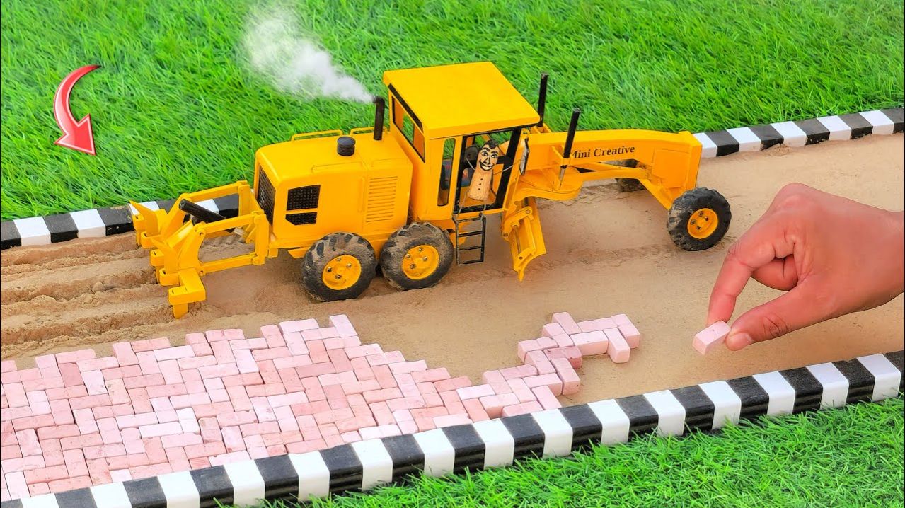 МИНИ СТРОЙКА. ИГРЫ С МАШИНКАМИ И СПЕЦТЕХНИКОМ. ТРАКТОР ПОМОГАЕТ УКЛАДЫВАТЬ ПЛИТКУ