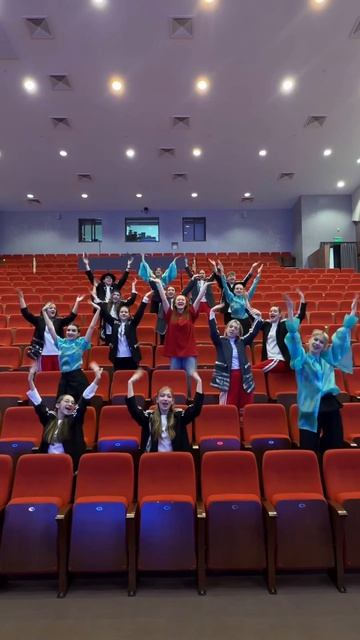 Запустили масштабный танец на песню оберега Shorts