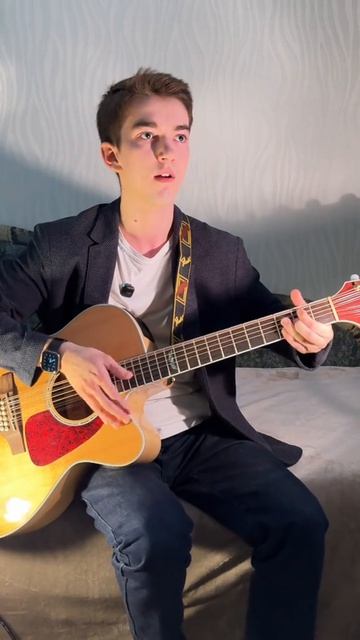 У нежной тонкой руки